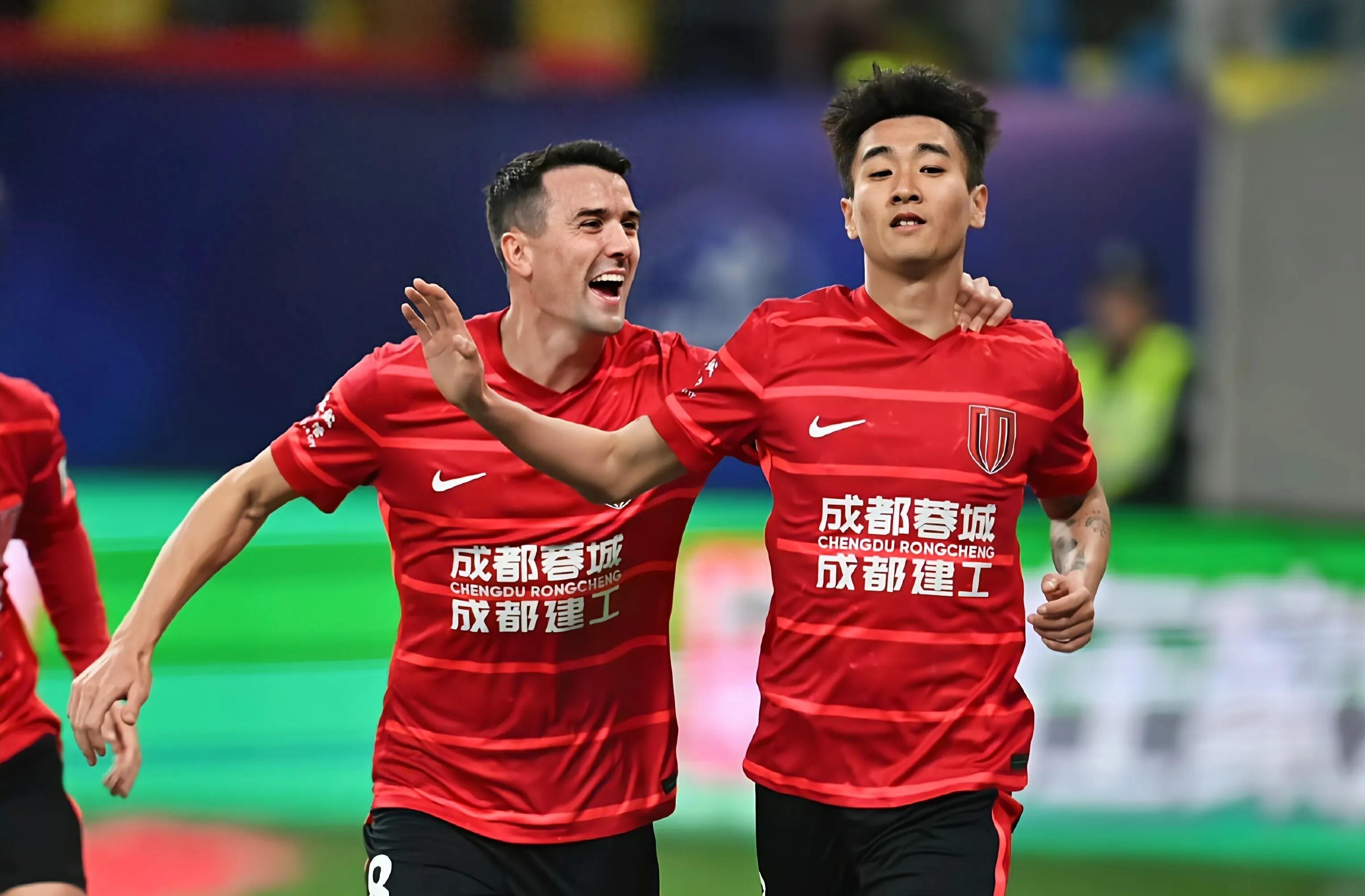 转会期突围战来临；成都蓉城围绕德甲止住颓势；震撼外界；医务组通报恢复 