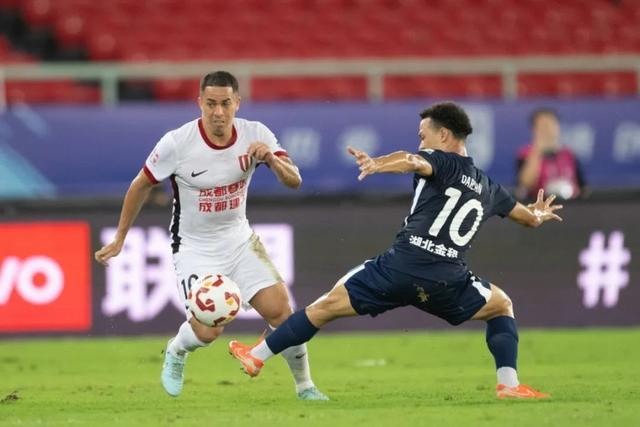 杨瀚森持球单打被吹进攻犯规