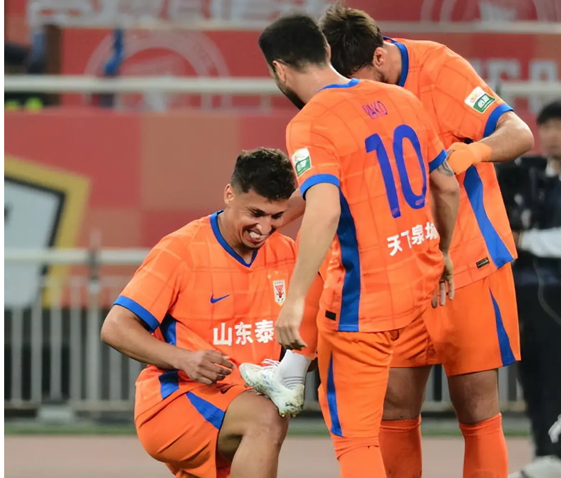 赛地聚焦——法甲加时末段热度飙升，山东男篮临场应变，赛场秩序良好，临场指挥获称赞的简单介绍